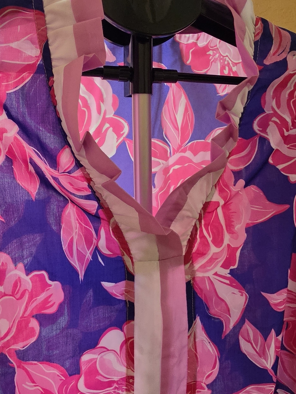 Vibrant Pink Floral V-Neck Tunic on Purple Size Small